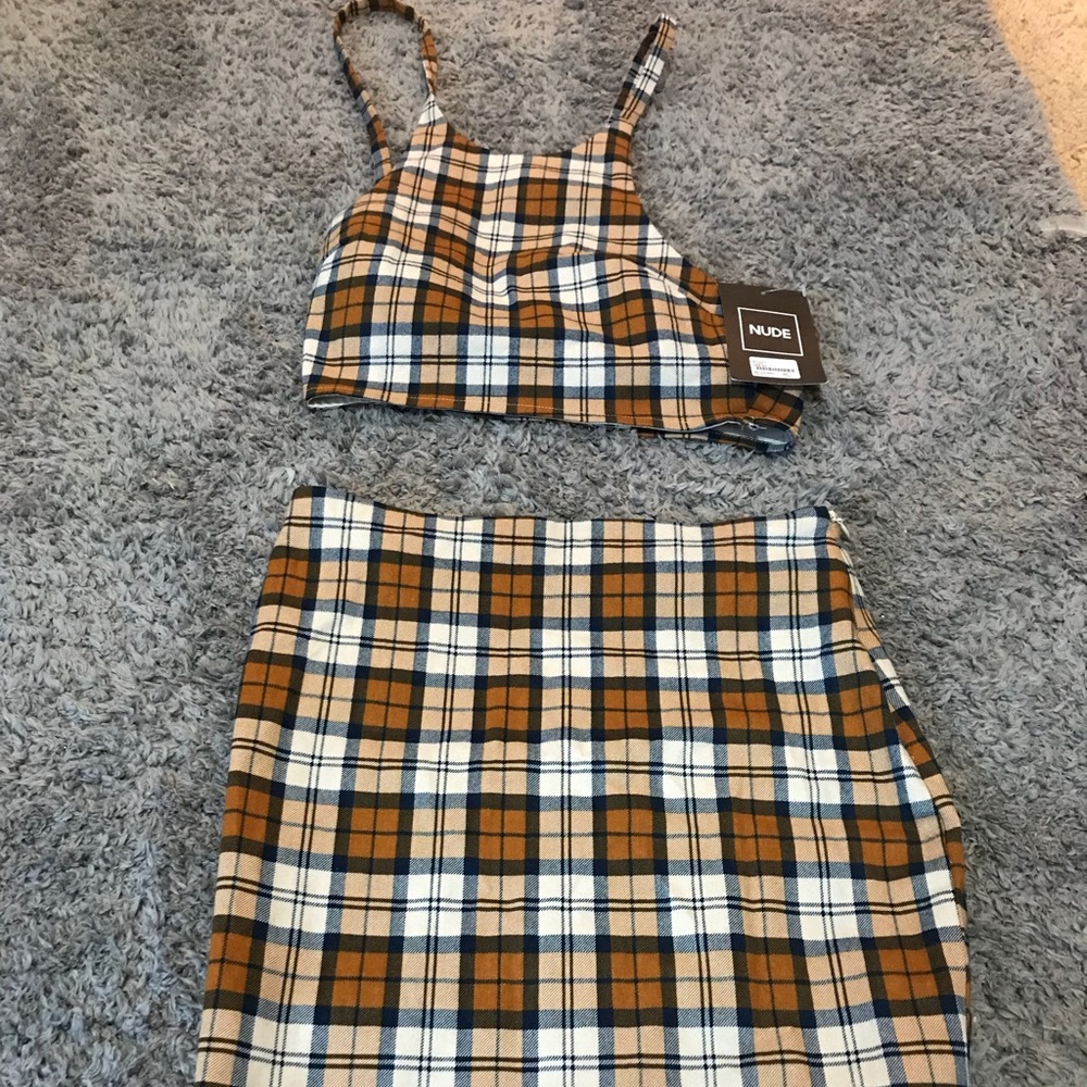 Cute two piece skirt set.